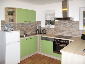 Countertop, Zimmer, Küche, Cabinetry, Möbel, Eigentum, Interior Design, Fussboden, Fliese, Gelb