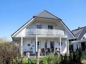 Pflanze, Himmel, Gebäude, Fenster, Haus, Grundstueck, Wohngebiet, Gras, Abstellgleis, Baum