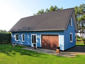 Himmel, Fenster, Pflanze, Gebäude, Holz, Haus, Baum, Gras, Abstellgleis, Grundeigentum