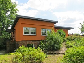 Pflanze, Wolke, Himmel, Fenster, Pflanzengemeinschaft, Gebäude, Baum, Haus, Grundstueck, Natürliche Landschaft