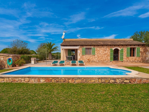 Nuage, Plante, Ciel, Bâtiment, L'Eau, Bleu Azur, Arbre, Piscine, Fenêtre, Maison