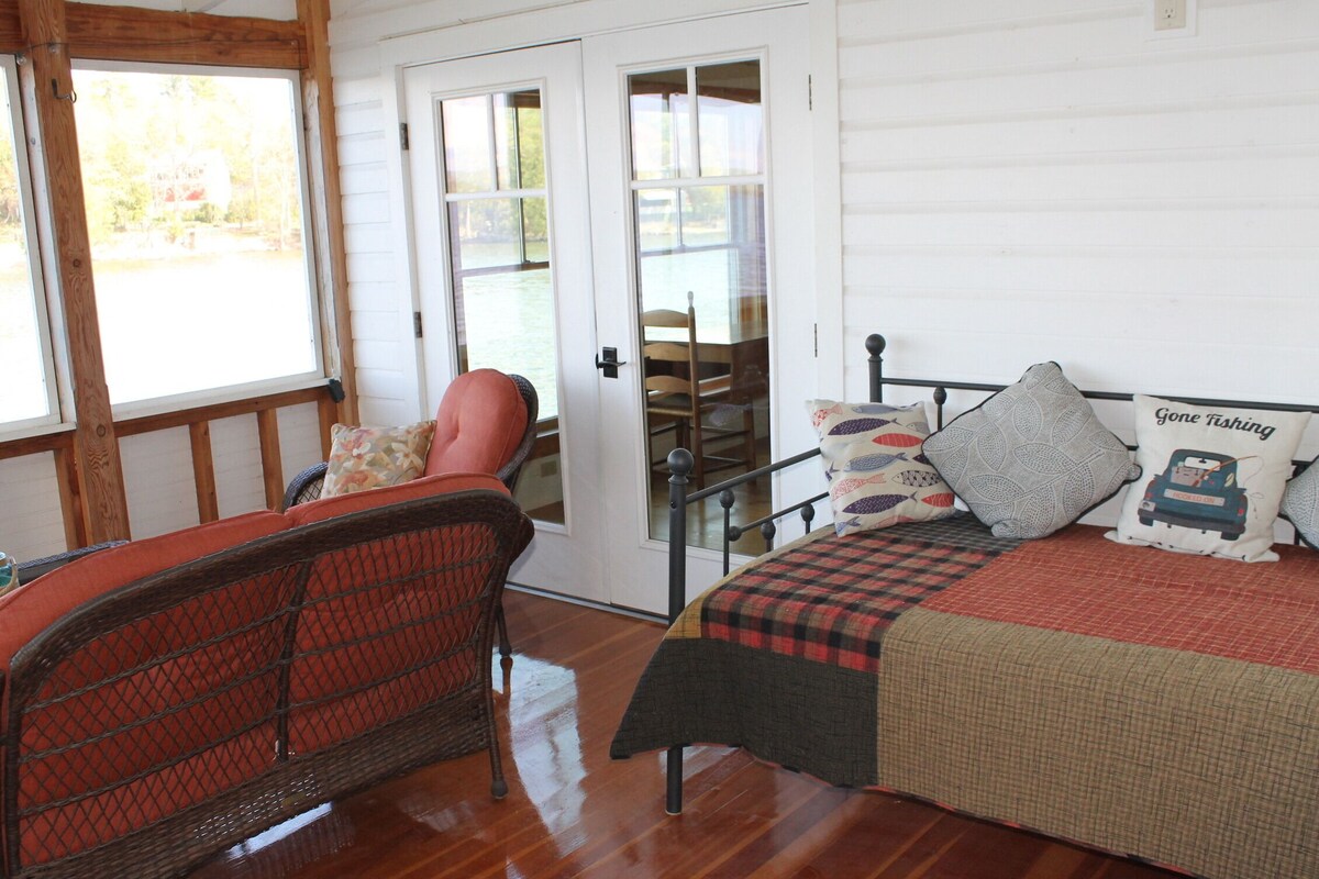 Beautiful 2 Bedroom, 2 Bathroom Lakefront/Bayfront Cottage on Lake Champlain
