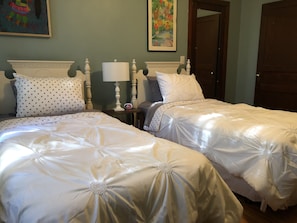 'Palmeiro Room' with 2 twin beds.