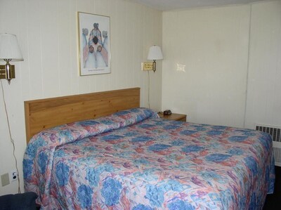 Budget Inn /  1 Queen Bed Room-Non Smoking