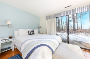 The unit, with its cozy ambiance, offers a queen-size bed and a balcony with a charming garden view, making it perfect for winter vistas.