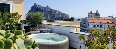 Piscina privata in terrazza con vista Castello Aragonese 