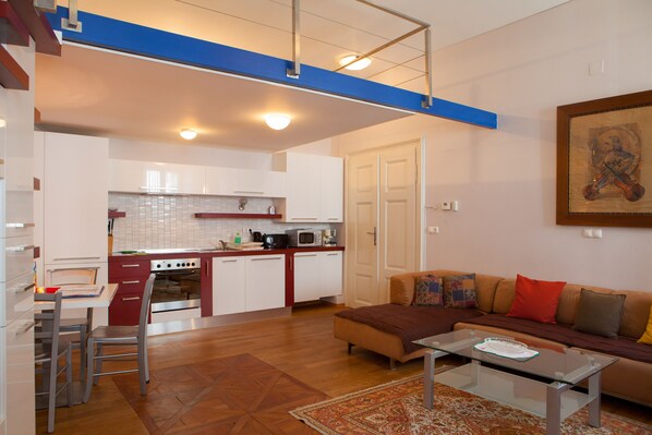 Kitchen with dining area, living room and loft bed 140x200 / no standing height/