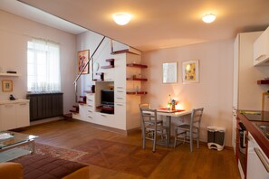 Kitchen with dining area, living room and loft bed 140x200 / no standing height/