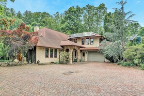 View of Brookwood as you pull up the driveway. 