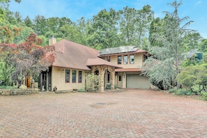 View of Brookwood as you pull up the driveway.