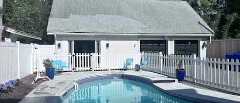 Guest House, Pool and garage