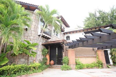 VILLA INCREÍBLE, 4 HAB, 4. 5 BT EN MARINA VALLARTA