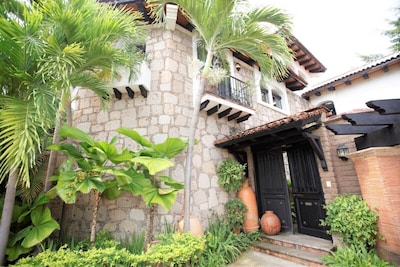 VILLA INCREÍBLE, 4 HAB, 4. 5 BT EN MARINA VALLARTA