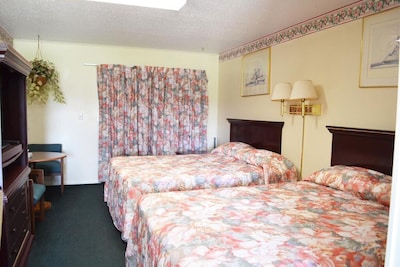 Budget Inn / Queen Room with Two Double Beds-Non Smoking