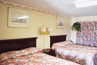 Budget Inn / Queen Room with Two Double Beds-Non Smoking