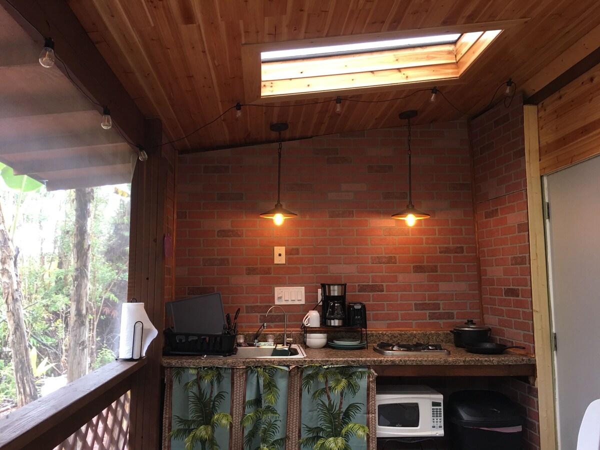 Tiny house with kitchen equipped with essentials near at the Volcano Park