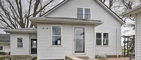 Shipshewana Vacation Rental | 3BR | 1BA | 1,300 Sq Ft | 3 Stairs Required