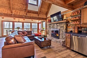 Living Room | Gas Fireplace | Smart TV