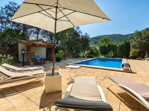 Propriété, L'Eau, Ciel, Lumière, Piscine, Bâtiment, Ombre, Bleu Azur, Mobilier De Jardin, Plante
