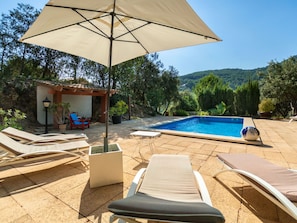 Propriété, L'Eau, Ciel, Lumière, Piscine, Bâtiment, Ombre, Bleu Azur, Mobilier De Jardin, Plante