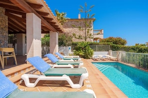 L'Eau, Meubles, Ciel, Propriété, Plante, Bâtiment, Bleu Azur, Mobilier De Jardin, Piscine, Ombre