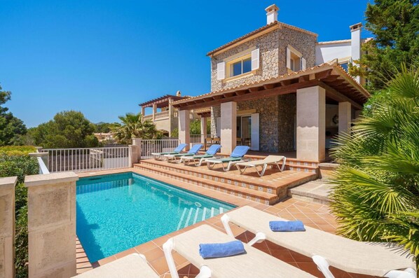 Propriété, L'Eau, Bâtiment, Plante, Ciel, Bleu Azur, Piscine, Arbre, Loisir, Zone Résidentielle