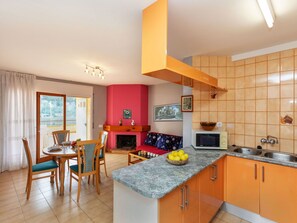 Interior Design, Möbel, Flooring, Küche, Fussboden, Holz, Countertop, Decke, Cabinetry, Zimmer