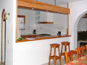 Möbel, Countertop, Cabinetry, Zapfhahn, Sinken, Holz, Küche, Interior Design, Holzbeize, Fussboden
