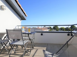 Himmel, Schatten, Stuhl, Gebäude, Gartenmöbel, Tisch Im Freien, Urban Design, Dach, Fassade, Tabelle