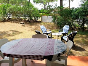 Table, Furniture, Botany, Leisure, Tree, Real Estate, Room, Chair, Plant, Outdoor Furniture