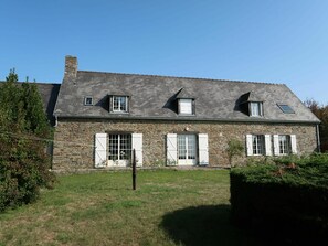 Plant, Building, Sky, Property, Window, House, Tree, Land Lot, Grass