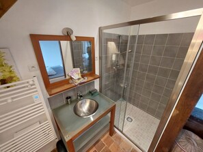 Flooring, Armatur, Fussboden, Holz, Bad Sink, Interior Design, Sinken, Badezimmer, Zapfhahn, Zimmer