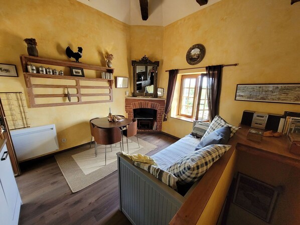 Bilderrahmen, Möbel, Fenster, Tabelle, Schublade, Gebäude, Holz, Cabinetry, Kommode, Interior Design