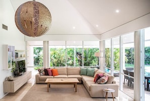 Coral Shore Villa - Large light and airy living area