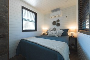 Bedroom with Queen bed
