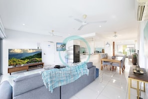 Zen By The Water: Top CBD Location - Pool - Views -Relax in style with stunning views from our cozy living room