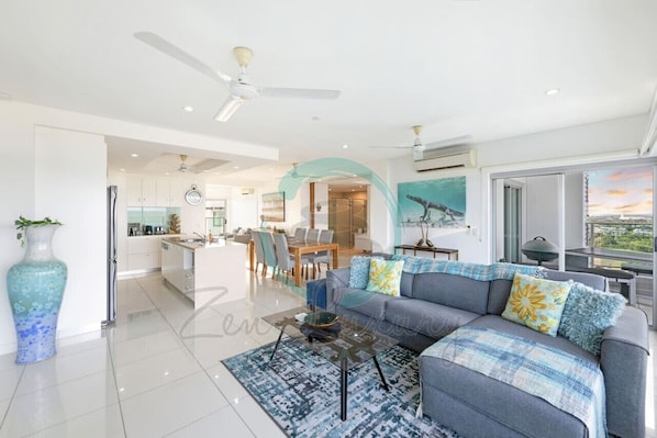 Zen By The Water: Top CBD Location - Pool - Views -Relax in style with stunning views from our cozy living room