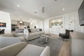 LIVING W/ SLEEPER SOFA, PENTHOUSE SLEEPS 6 TOTAL