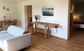 Hochwertiger Holzboden und Fußbodenheizung im gesamten Apartment