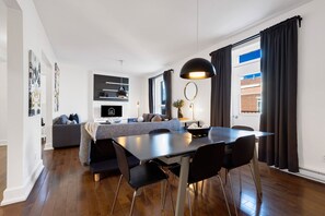 Dining Room: Equipped with everything you need to prepare and enjoy a nice meal.