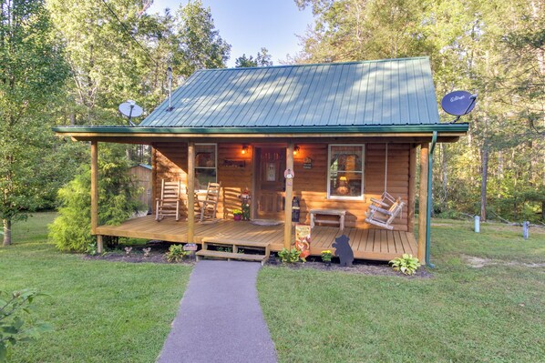 Cosby Vacation Rental | 2BR | 2BA | 2 Steps Required | 900 Sq Ft