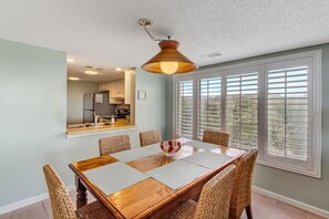 Dining Area with Seating for 6