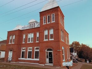 The Historic Reporter Venue  is close to restaurants and shopping. 