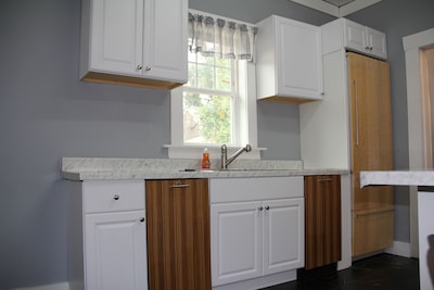  Chic 5BR Renovated Midtown Home with 11 BEDS and  Sleeps up to  26 Comfortably