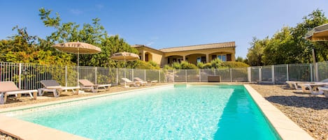 Piscine de 5 x 10 m avec plage en galets roulés du Rhône