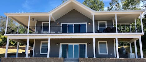 Welcome to Sunset Shore House! This is the view of the house when pulling in.