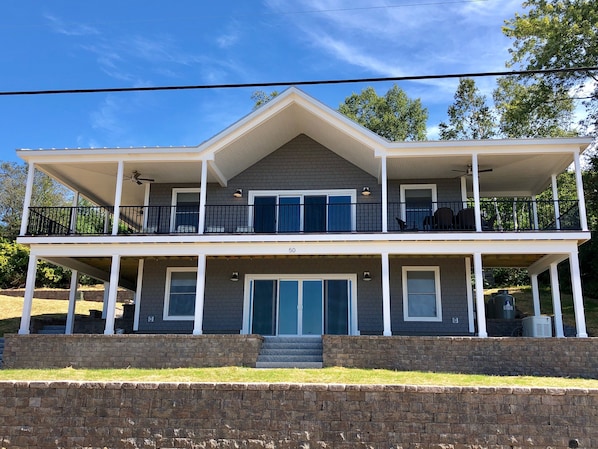 Welcome to Sunset Shore House! This is the view of the house when pulling in.