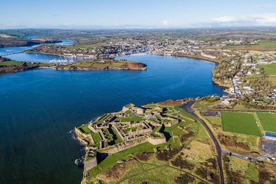 Kinsale Marina views,newly refurbished property in 2020, gazebo, sleeps 18, 