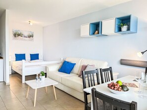Tabelle, Möbel, Couch, Eigentum, Bilderrahmen, Azurblau, Komfort, Interior Design, Wohnzimmer, Studio Couch