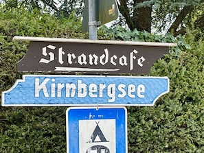 Police De Caractère, Arbre, Rectangle, Paysage Naturel, Route, Gaz, Enseignes, Bleu Électrique